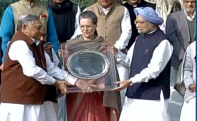 सोनिया गांधी के जन्मदिन पर बधाई देने पहुंचे मनमोहन सिंह