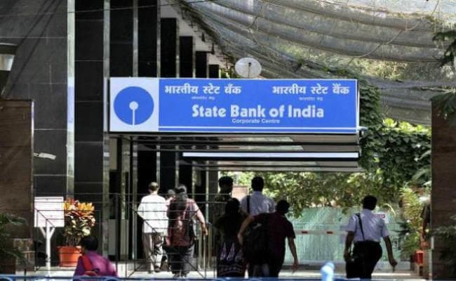 नोटबंदी से परेशान लोगों ने एसबीआई के गेट पर किया तोड़फोड़