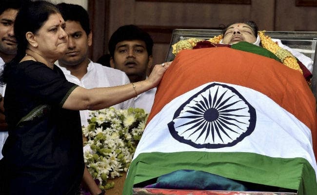 परिवार के सदस्‍यों से शशिकला की दो टूक, पार्टी और सरकार से रहो दूर