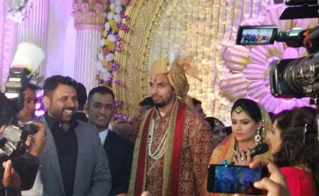 धौनी ने युवराज को लगाया गले, मिट गयीं दूरियां ?