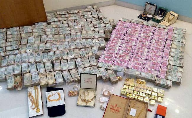 हवाला कारोबारी के ‘बाथरुम से 5.7 करोड़ रुपये के नये नोट, सोना जब्त