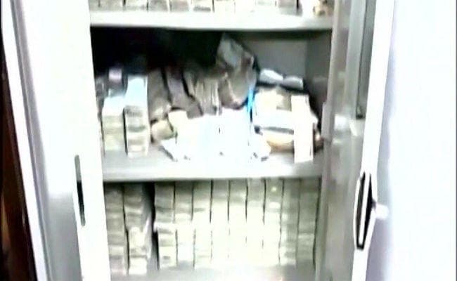 छापेमारी: दिल्ली से 10 करोड़ जब्त, कर्नाटक में बाथरूम की तिजोरी से निकले 5.7 करोड़ नगद