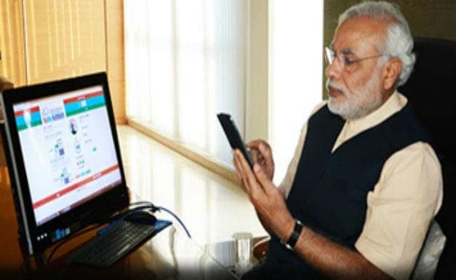 खराब मौसम की वजह से बहराइच में नहीं उतर पाया PM का हेलीकॉप्टर, मोबाइल से किया संबोधित