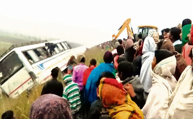 दस फुट गड्ढे में पलटी बस एक की मौत, 14 जख्मी