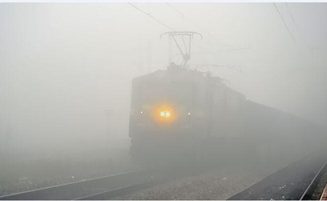 कोहरा : ट्रेन और उड़ान सेवा बुरी तरह प्रभावित, राजधानी समेत 26 ट्रेनें सप्ताह में एक दिन रद्द