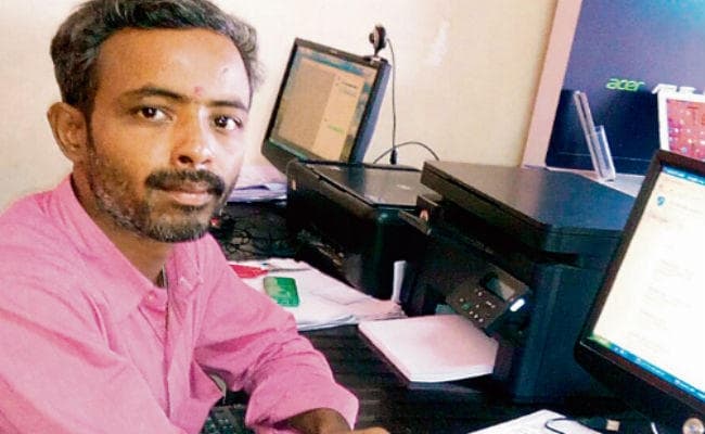 डिजिटल इंडिया की प्रगति की कहानी : अकेले सिखा दिया पूरे गांव को कंप्यूटर चलाना