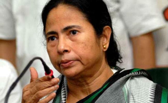 नोटबंदी : ममता ने मोदी से पूछा - कितने और लोगों को गंवानी पड़ेगी अपनी जान?