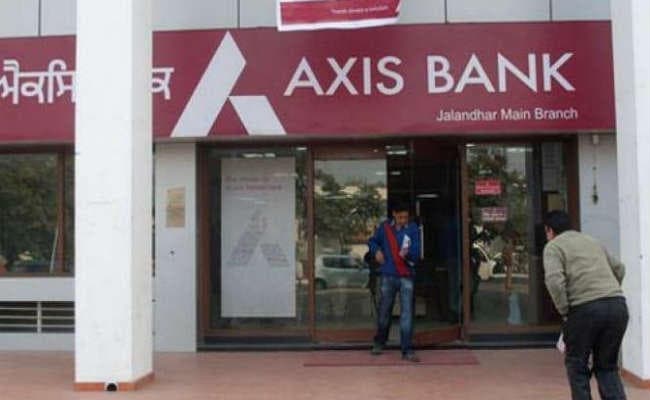 एक्सिस बैंक ने कुछ सर्राफा कारोबारियों के खातों पर रोक लगाई