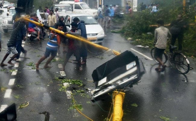 चक्रवाती तूफान ''वरदा'' की तबाही- 4 लोगों की मौत, हजारो प्रभावित