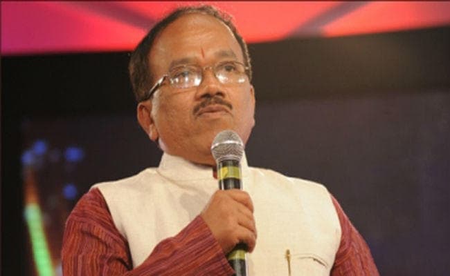 गोवा के सीएम ने एमजीपी के दो मंत्रियों को अपनी कैबिनेट से हटाया