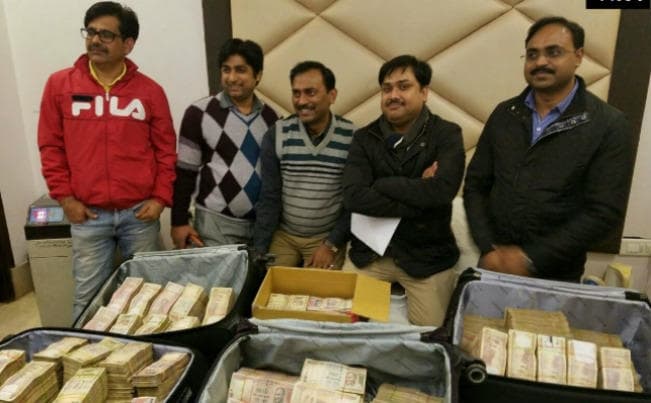 दिल्ली के करोलबाग में होटल से 3.25 करोड़ रुपये के नोट जब्त, पांच हिरासत में