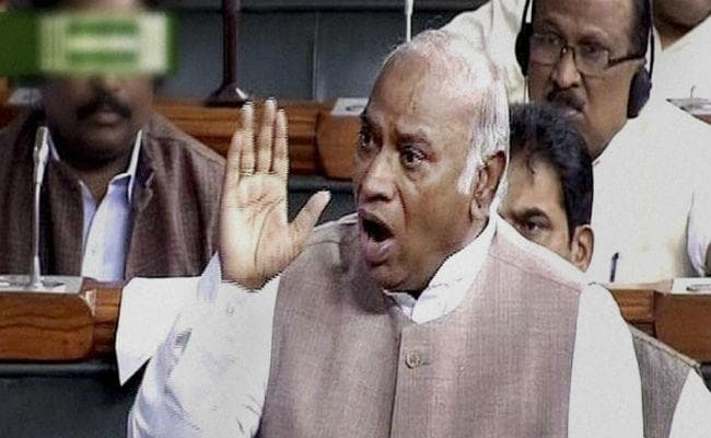 रिजिजू विवाद और नोटबंदी के मुद्दे पर विपक्ष का हंगामा, खड़गे और अनंत कुमार के बीच गरमा-गरम बहस