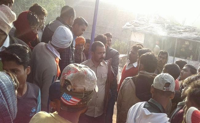 पुलिस वर्दी में करता था ठगी, लोगों ने की जमकर पिटाई