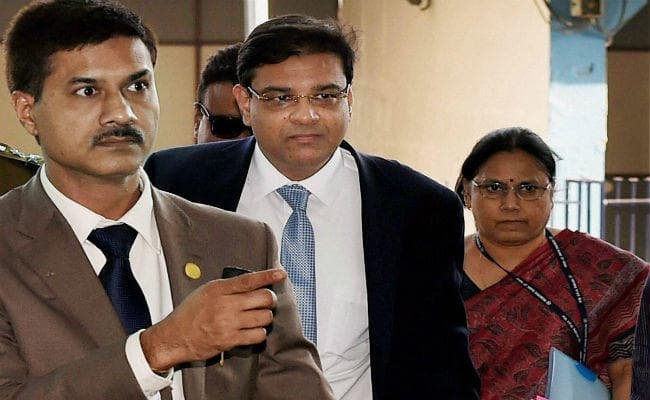 RBI गवर्नर को कोलकाता एयरपोर्ट पर कांग्रेसी कार्यकर्ताओं ने दिखाये काले झंडे