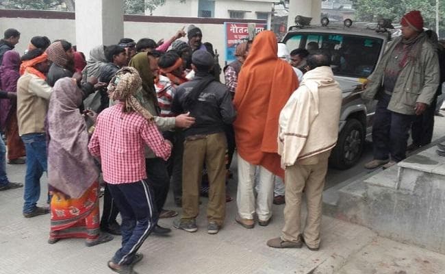 बिहार : बेतिया में शराब कारोबारी को छोड़ निर्दोष को फंसाने पर थाने में तोड़फोड़, हंगामा