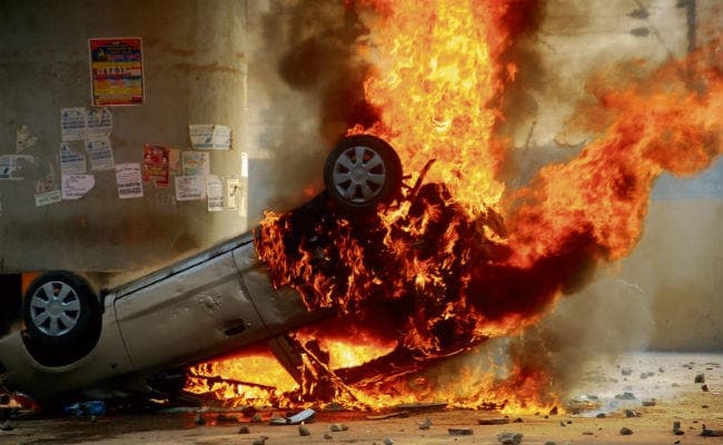 कोलकाता में बच्ची की मौत के बाद आक्रोश, पुलिस की तीन गाड़ियां फूंकी, पांच वाहनों में तोड़-फोड़