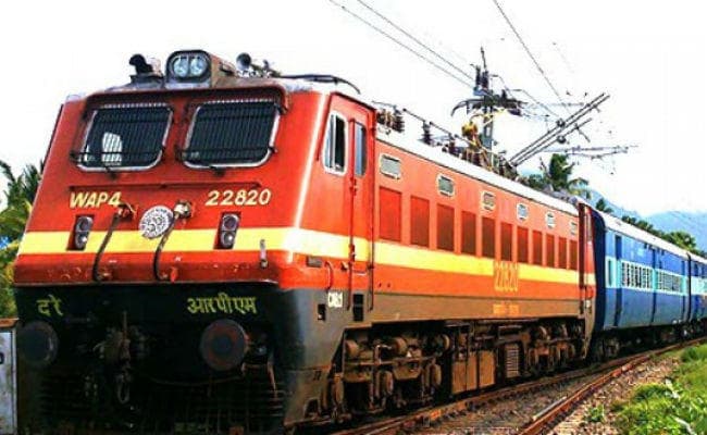 रेल सफर करना पड़ सकता है महंगा, उपयोगकर्ता विकास शुल्क लगाने की तैयारी कर रही रेलवे