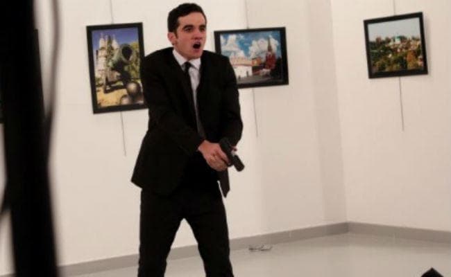 तुर्की: अल्लाहू-अकबर चिल्लते हुए आगे बढा हत्यारा और रूस के राजदूत को गोलियों से कर दिया छलनी