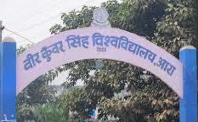 वीर कुंअर सिंह यूनिवर्सिटी में एनएसयूआई छात्रों ने वीसी को बनाया बंधक, और...