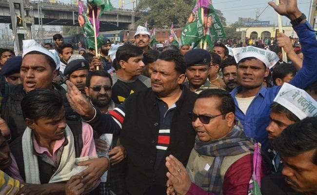 नोटबंदी के खिलाफ जन अधिकार पार्टी कार्यकर्ताओं ने रेल रोकी