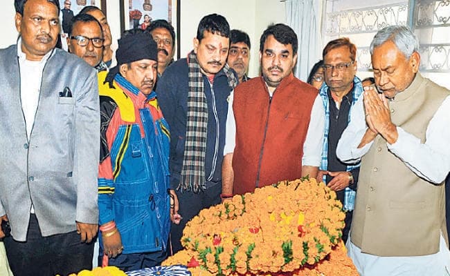 लालू-नीतीश ने दी श्रद्धांजलि, कोनहारा घाट पर अंतिम संस्कार आज