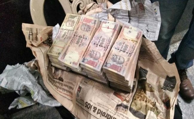 Bihar: सिंचाई विभाग के अभियंता के घर निगरानी का छापा, पांच लाख के पुराने नोट समेत मिली इतनी अवैध संपत्ति