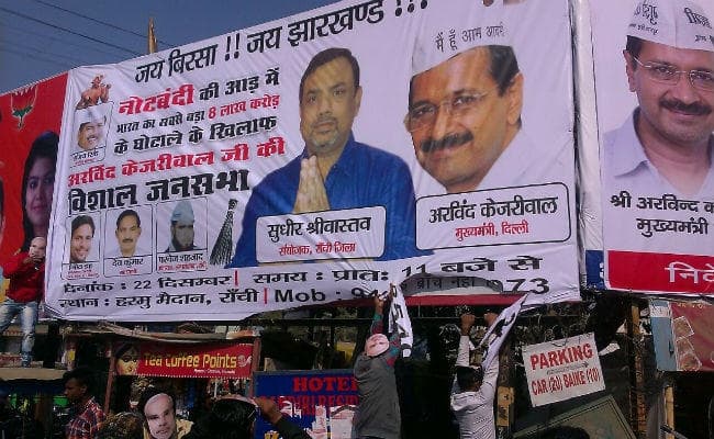 केजरीवाल पहुंचे रांची, सभा स्थल के निकट भिड़े भाजपा और आप कार्यकर्ता