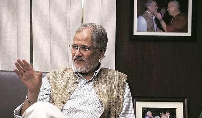 जाते - जाते भी नजीब जंग के इस्तीफे पर छिड़ गयी जंग