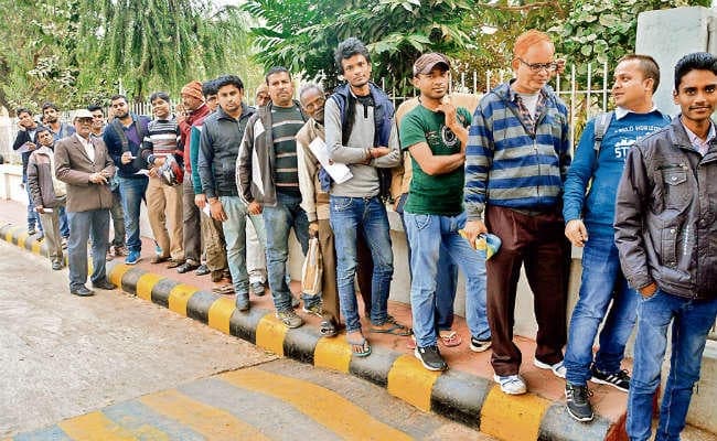 सावधान ! क्या आप नोटबंदी के बाद बार-बार बैंकों में जमा कर रहे हैं नकदी, तो जानिए यह बात