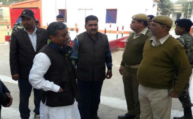 बाबूलाल मरांडी दुमका जेल में मिले छात्रों से, कहा- सरकार कर रही अपराधियों जैसा व्यवहार