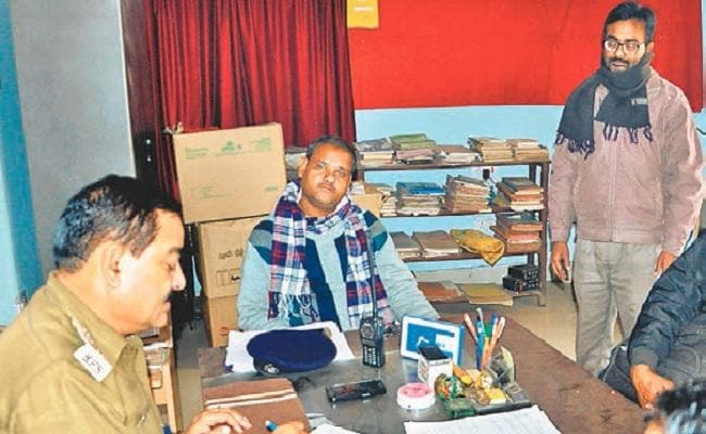 विवाहिता की संदिग्ध हालात में मौत, शव को हाथ में लेकर जा रहा था पति, गिरफ्तार