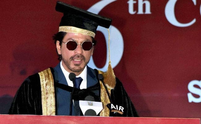 शाहरुख को मिली डॉक्टरेट की उपाधि, मौके पर किया मां को याद...