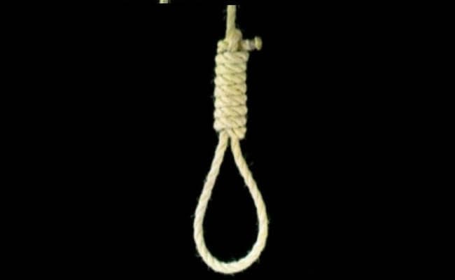प्रेमिका ने की बेवफाई तो उसके घर जाकर फांसी पर लटक गया प्रेमी