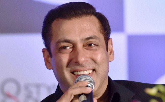 सलमान ने 51वें बर्थडे पर काटा ''BEING HUMAN'' केक, देखें पार्टी की तस्‍वीरें...