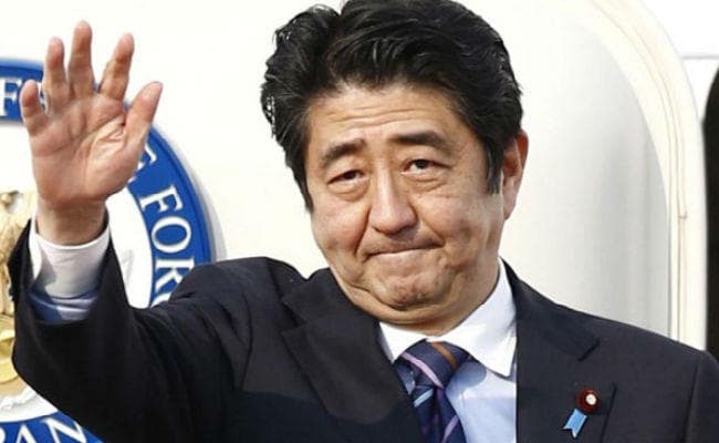 जापान के PM शिंजो आबे पर्ल हार्बर के दौरे पर, स्‍मारकों पर चढ़ाये फूल