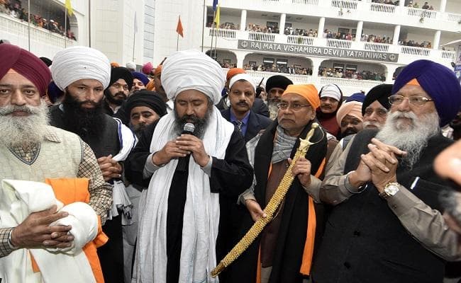 नीतीश ने राजा फतेहचंद मैनी यात्री निवास का उद्घाटन किया