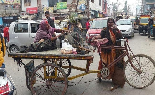 ठंड से हुई पति की मौत, दफन-कफन के लिए सड़क पर मांगनी पड़ी पत्नी को भीख