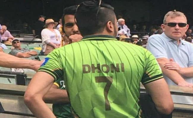 पाकिस्‍तान की जर्सी, लेकिन नाम और नंबर धौनी का, सोशल मीडिया पर छाया माही का पाक फैन