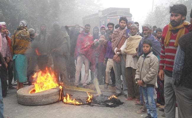 हाजीपुर में प्रेमिका के परिजनों ने प्रेमी का घर फूंका, विरोध में एनएच जाम