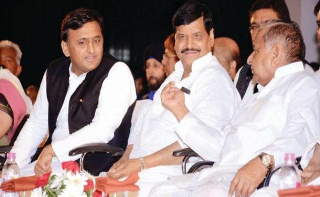 सपा का झगड़ा पार्टी को बांटेगा दो टुकड़ों में