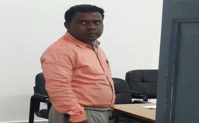 धनबाद : रोजगार सेवक मृत्युंजय मंडल 12 हजार घूस लेते गिरफ्तार