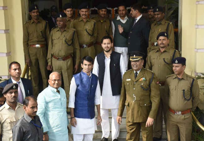 नीतीश के पास फोर्ड, तेज के पास 15 लाख की बाइक