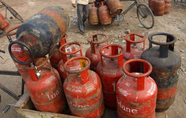 तीन साल में सबको LPG, लीक होने पर हेल्पलाइन