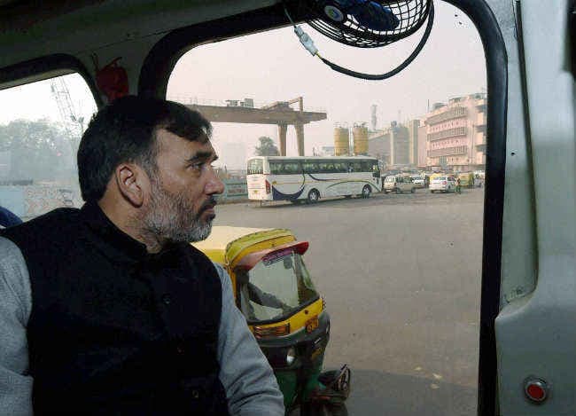 बाइक, बस, ई-रिक्शा से सचिवालय पहुंचे मंत्री