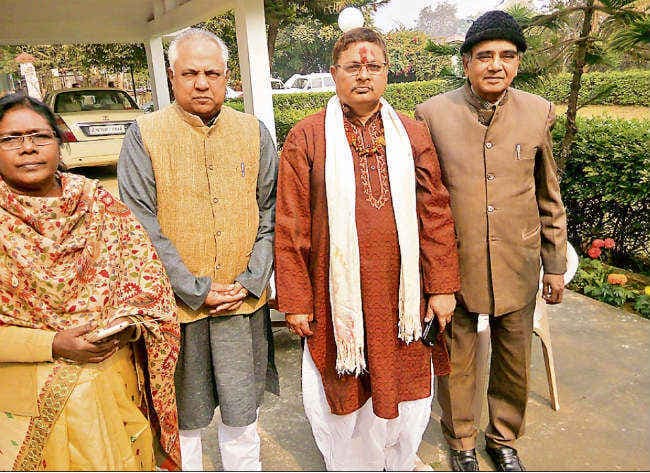 मेरे घर के पीछे लाल चंदन है