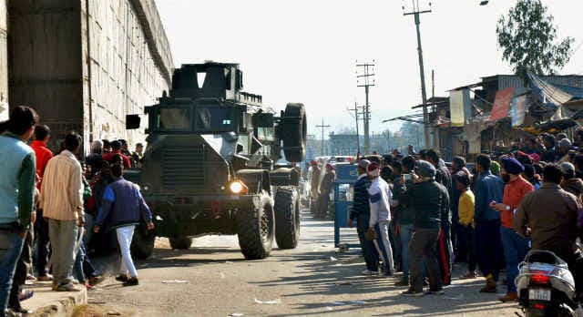 पठानकोट हमला : 3 जवान शहीद, 4 आतंकी ढेर, रक्षा मंत्री, डोभाल व सेना प्रमुखों के बीच चल रही बैठक समाप्त