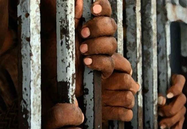 पुलिस का कारनामा, प्राइवेट पार्ट में डाला पेट्रोल