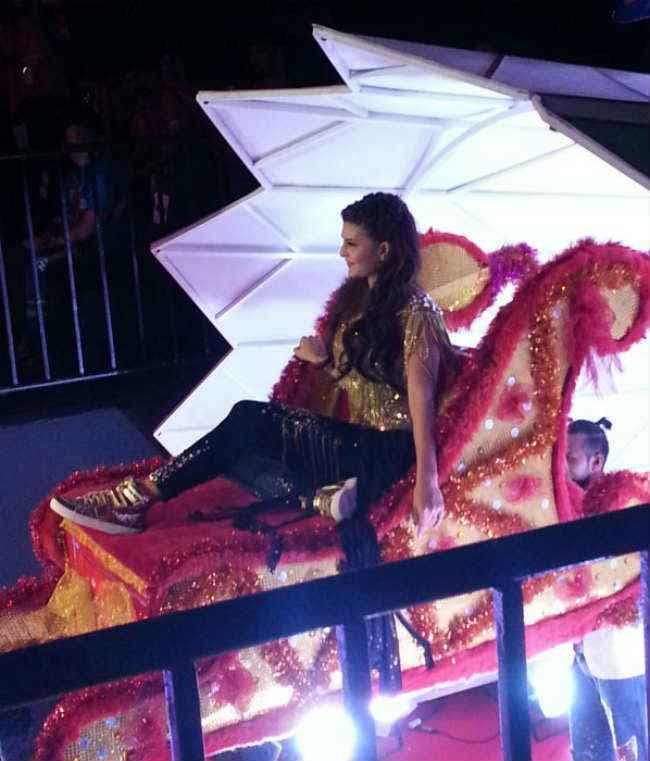 पीबीएल का रंगारंग आगाज, जैकलिन ने जलवे बिखेरे