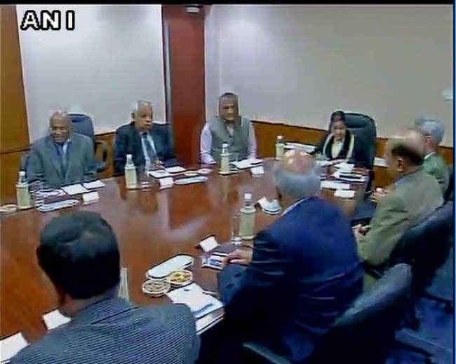 सुषमा ने पाक रणनीति को लेकर पूर्व राजनयिकों से चर्चा की