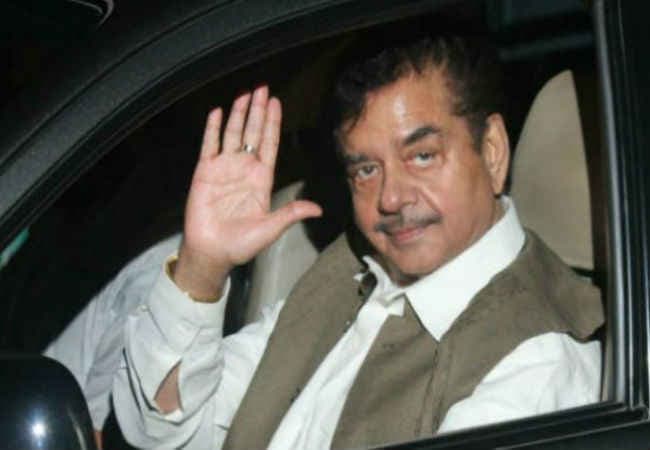 शत्रुघ्न की आत्मकथा ''खामोश'' का लोकार्पण करेंगे आडवाणी, जदयू ने कसा तंज